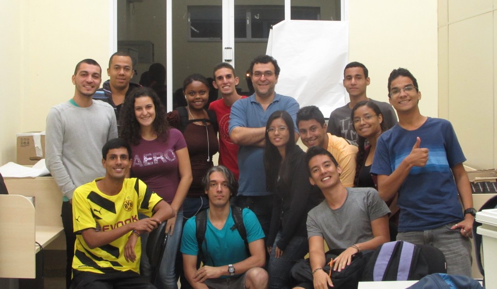 Petianos na sala de reuniões do PET
