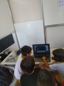 Crianças se divertem com o jogo "Why not?"